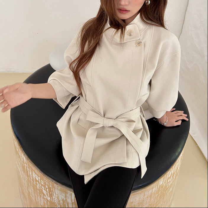 杏白立領收腰綁帶短風衣-25639