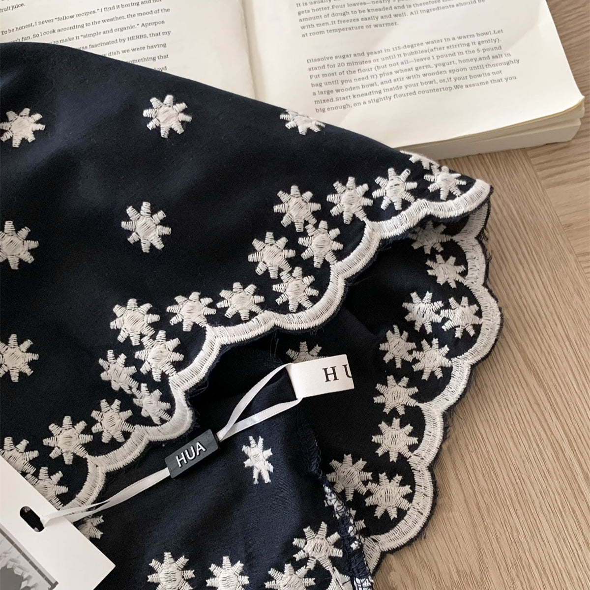 別緻漂亮刺繡細肩平口上衣-25527