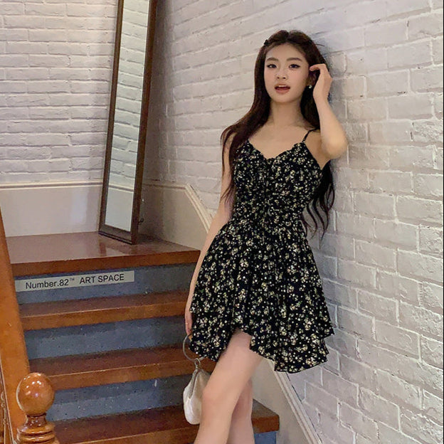 Kristy黑底碎花細肩V領短洋-25160