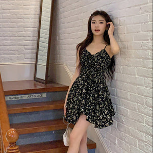 Kristy黑底碎花細肩V領短洋-25160