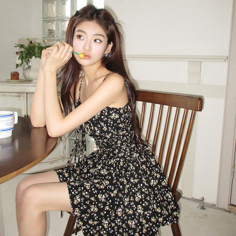 Kristy黑底碎花細肩V領短洋-25160