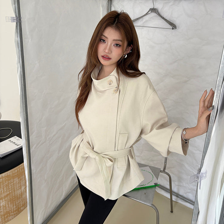 杏白立領收腰綁帶短風衣-25639