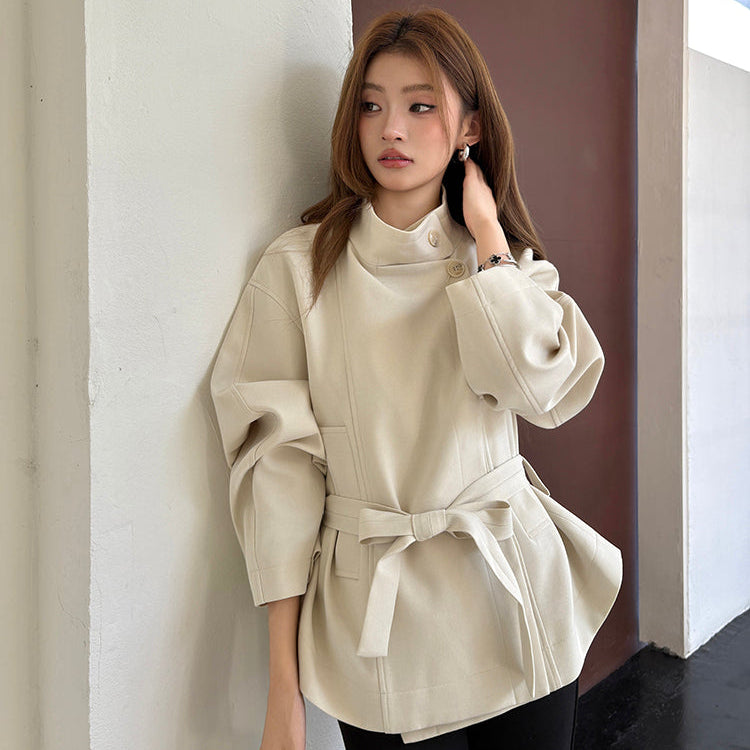 杏白立領收腰綁帶短風衣-25639
