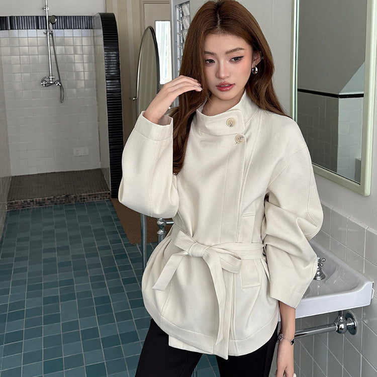 杏白立領收腰綁帶短風衣-25639