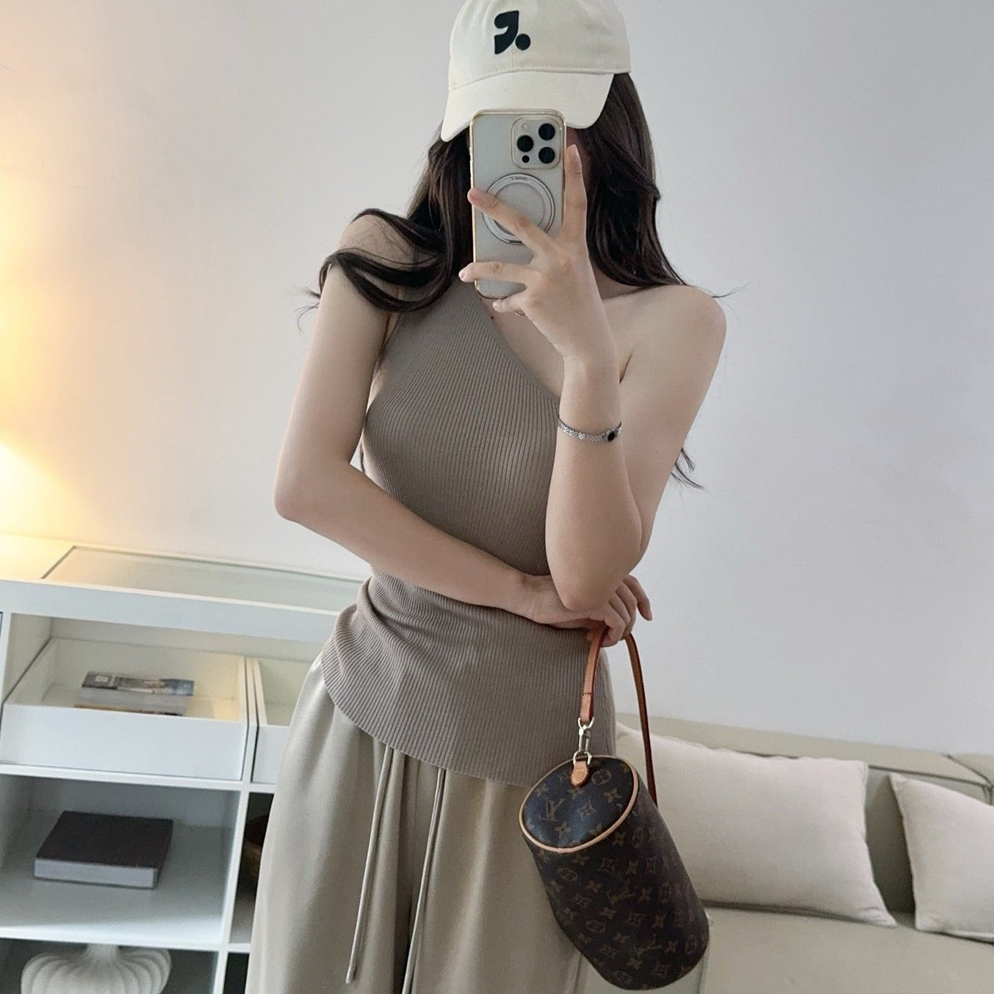 奶杏斜肩背心-25591